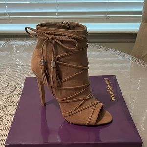 Comes with the original box booty never worn comes from a smoke-free environment